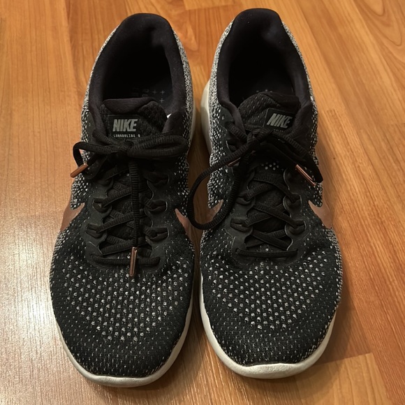 Nike Lunarglide 9 used 8.5/10 can clean the bottoms upon purchasing - Picture 3 of 3